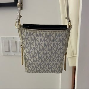 Micheal Kors Pouch So Cute for the Spring/Summer